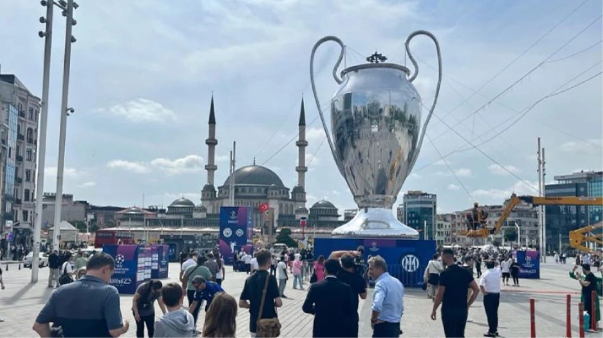 Şampiyonlar Ligi finali için İstanbul'a gelen turistten gündem olan paylaşım: Para bozdurdum, bavul lazım