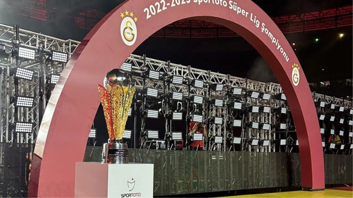 Son Dakika: Galatasaray, 2022-23 dönemi şampiyonluk kupasını kaldırdı
