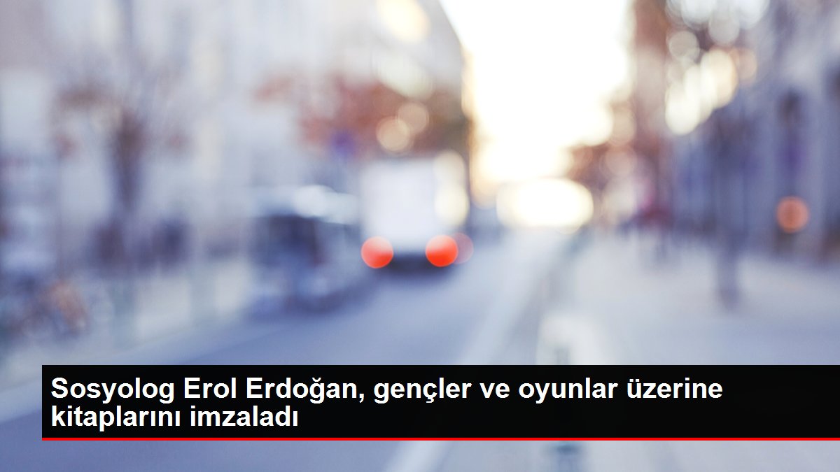 Sosyolog Erol Erdoğan, gençler ve oyunlar üzerine kitaplarını imzaladı