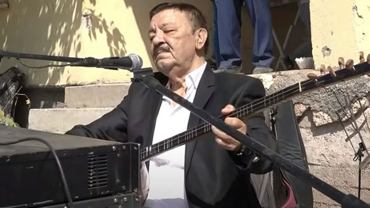 Türk Halk Müziği sanatkarı Ekrem Çelebi hayatını kaybetti, siyasi isimlerden peş peşe paylaşım geldi