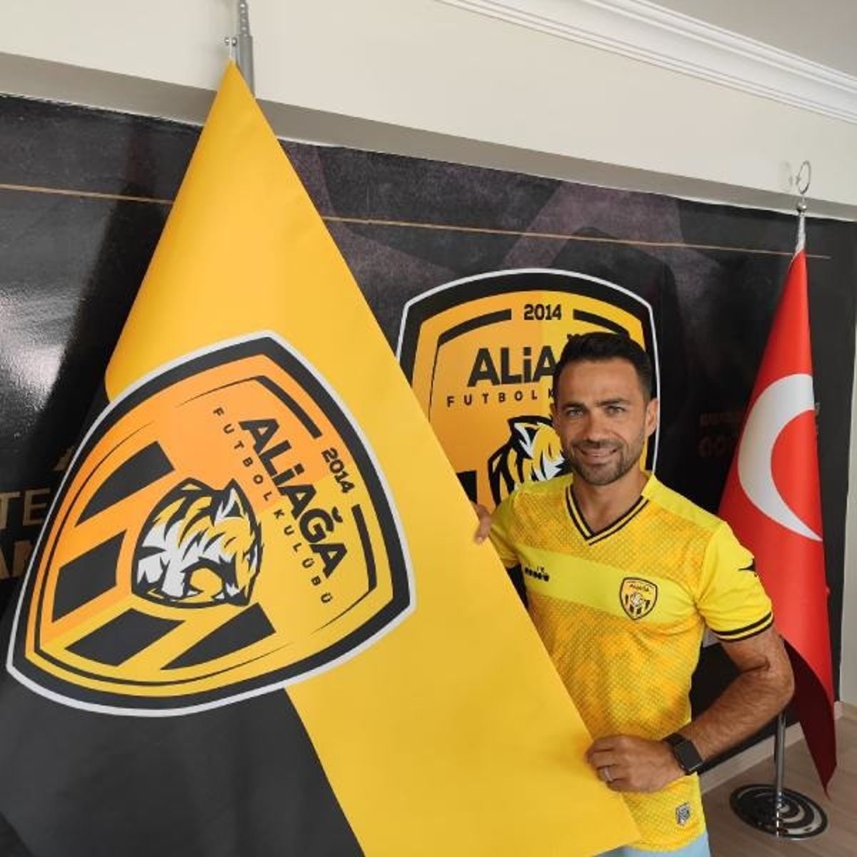 Aliağa Futbol Kulübü'nde ekip kaptanı Mithat Yaşar ile mukavele yenilendi