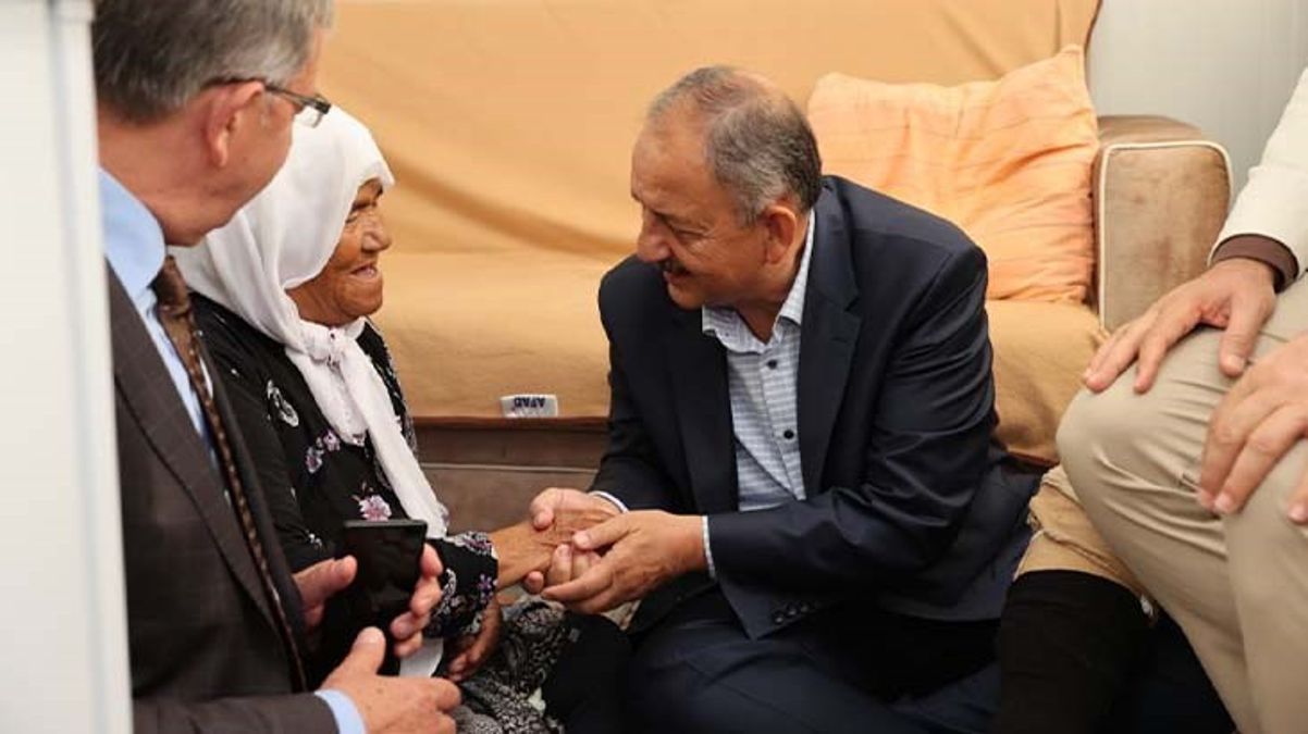 Bakan Özhaseki'den depremzede bayanın mesken talebine iç ısıtan cevap: Bittiğinde gelip seni meskenine çıkaracağız