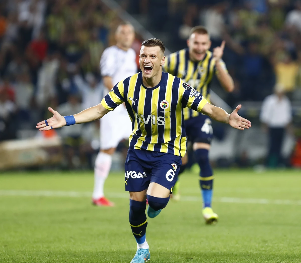 Fenerbahçe'de Ezgjan Alioski'nin gruba veda etti