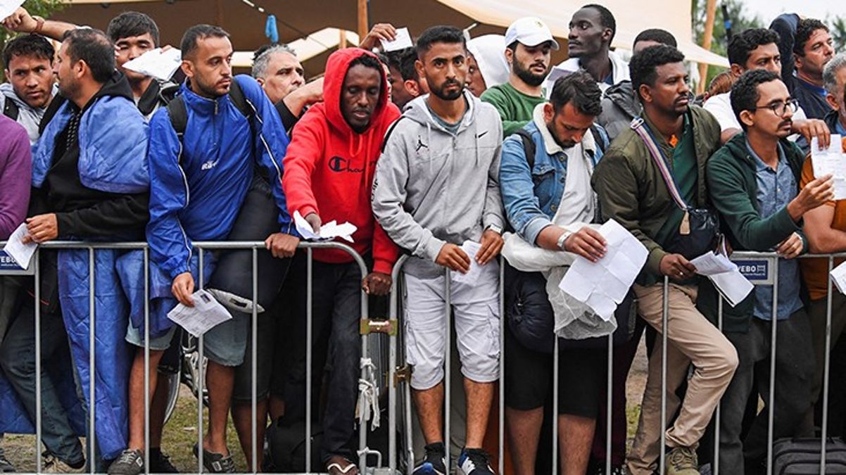 Hollanda'da mülteciler hakkındaki siyasette uyuşmazlığa düşen hükümet düştü
