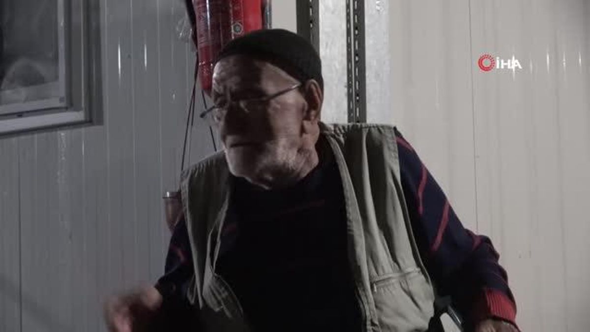 Kahramanmaraş'ta yaşayan 95 yaşındaki depremzede ilgi odağı oldu