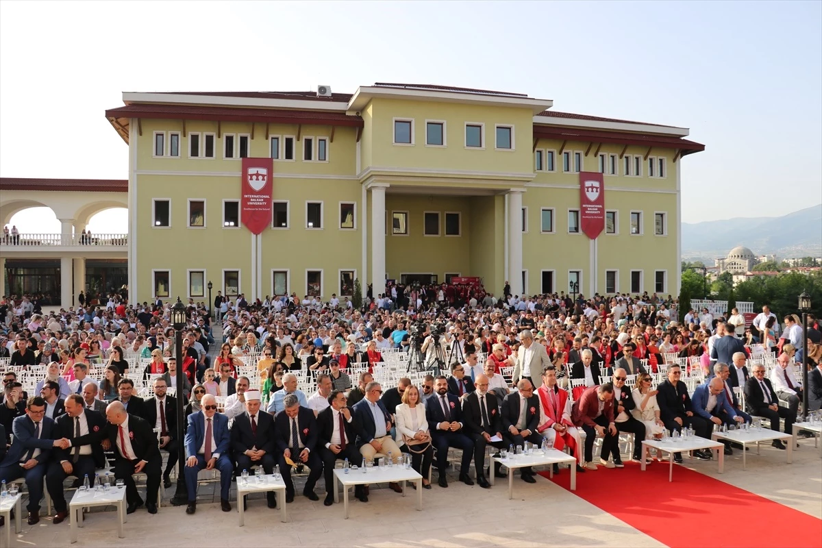 Kuzey Makedonya'da Memleketler arası Balkan Üniversitesi mezuniyet merasimi düzenlendi