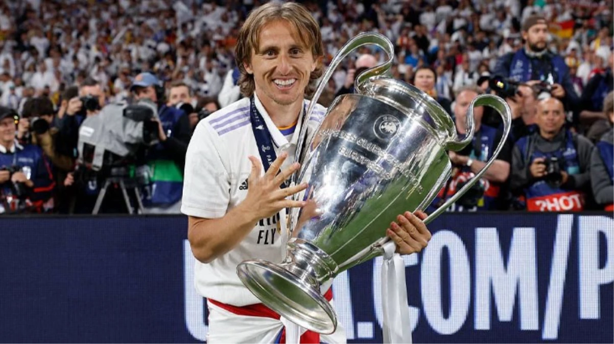 Luka Modric, Real Madrid ile 1 yıllık yeni mukavele imzaladı! Suudi Arabistan ve Katar'ı elinin zıddıyla itti