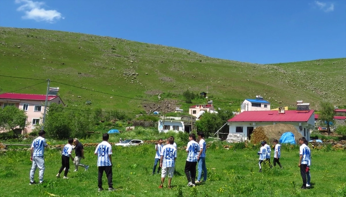 Memleketler arası Yetenek Avcıları Futbol Akademisi, Ardahan'da köy çocuklarına forma ikram etti