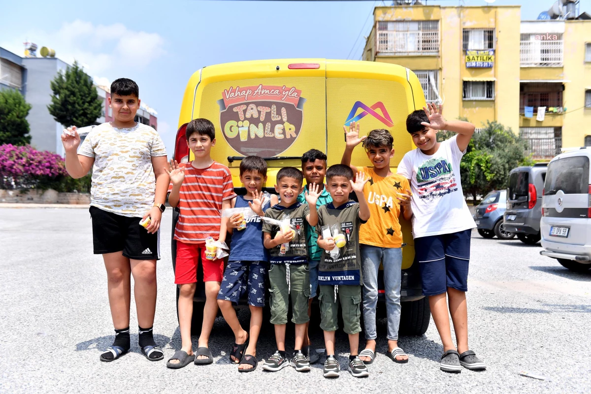 Mersin Büyükşehir Belediyesi Dezavantajlı Mahallelere Dondurma Dağıtıyor