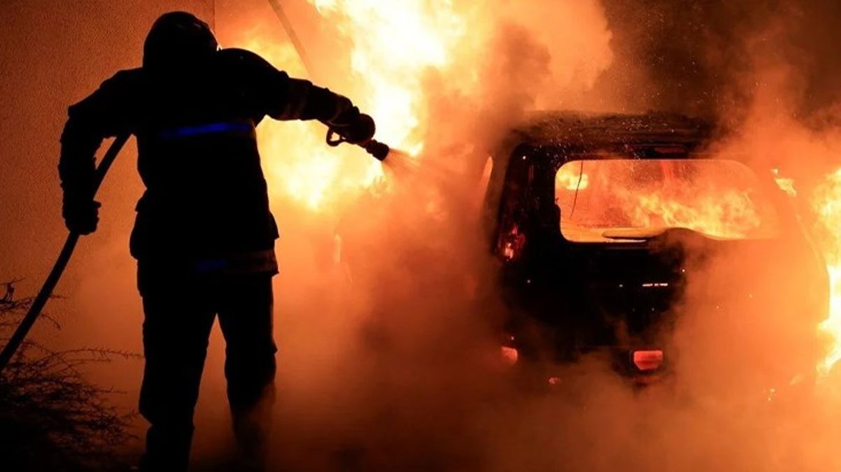 Protestocular belediye liderinin meskenini yanan bir araçla maksat aldı! Eşi ve çocukları yaralandı