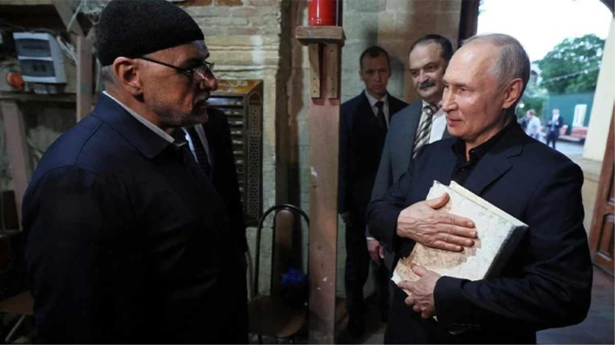 Putin'den cami ziyareti! İkram edilen Kur'an-ı Kerim'i alıp İsveç'teki skandala gönderme yaptı